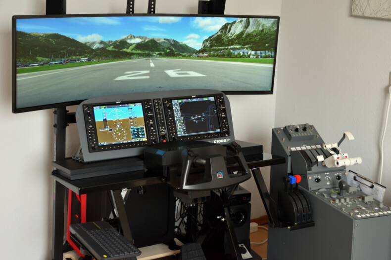 overzicht van de flightsimulator met monitors en bedieningsapparatuur