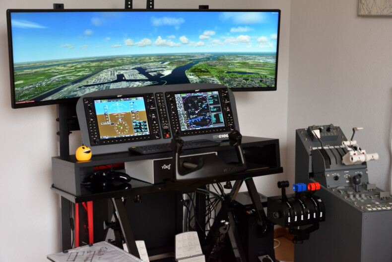 overzicht van de flightsimulator met monitors en bedieningsapparatuur