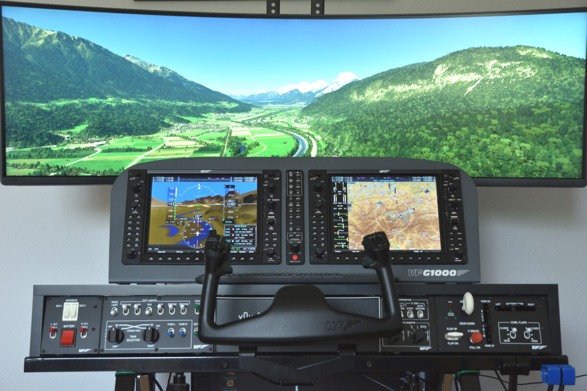 detailoverzicht van de flightsimulator met monitors en bedieningsapparatuur