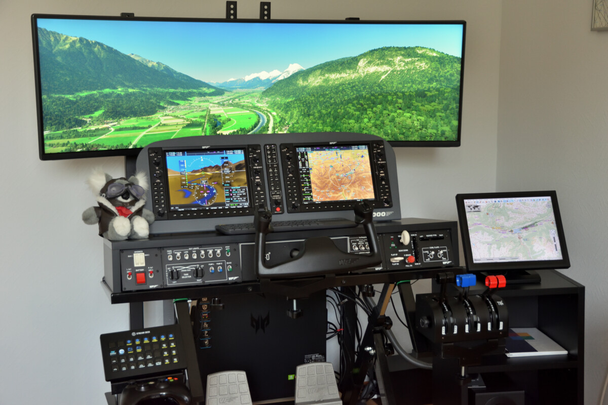 overzicht van de flightsimulator met monitors en bedieningsapparatuur